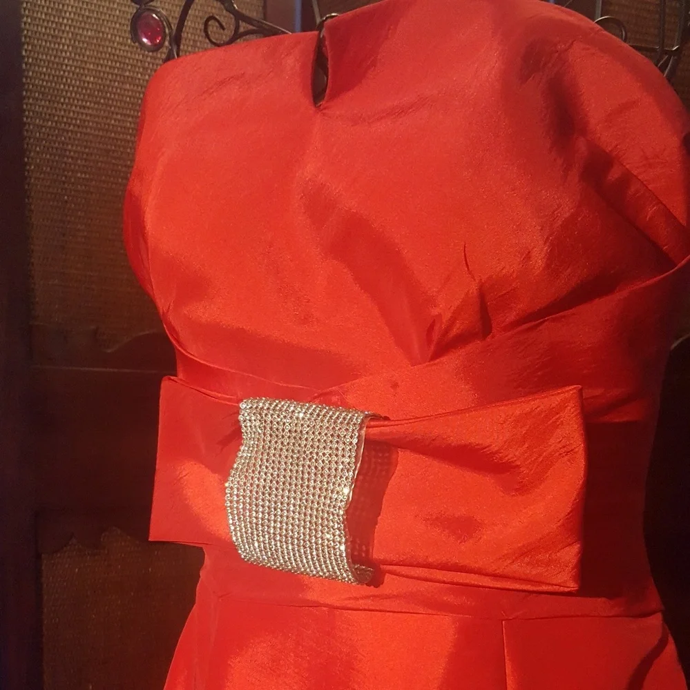 Stunning Scarlet Strapless Prom Gown - Picture 2 of 8